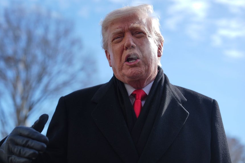 トランプ米大統領が27日、ホワイトハウスの前で取材陣と話している。［写真 AP＝聯合ニュース］