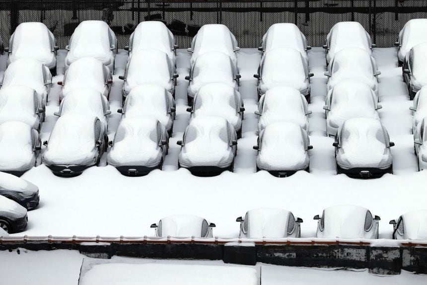 26日（現地時間）、暴風雪によりニューヨーク市ブルックリンのある駐車場に止められていた車が雪に覆われている。［AFP＝聯合ニュース］