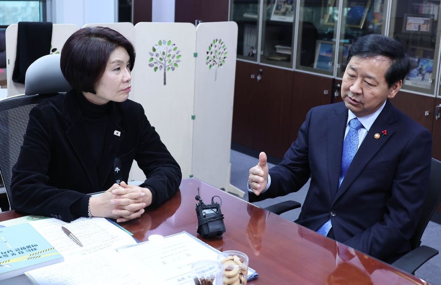 「共に民主党」の韓貞愛政策委議長（左）と具潤哲副首相兼財政経済部長官が27日にトランプ米大統領の関税引き上げ言及と関連して面談している。イム・ヒョンドン記者