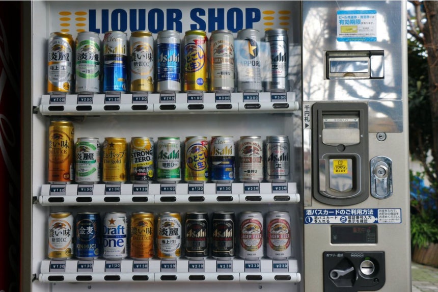 日本のビール自動販売機。最近、日本の厚生労働省は、酒類自動販売機が未成年飲酒防止教育に悪影響を与えるとして、酒類自販機の廃止を勧告した。［シャッターストック］