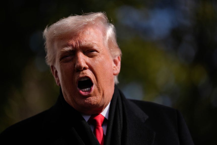 トランプ米大統領が27日、ホワイトハウス前で記者らと対話している。トランプ大統領は同日アイオワ州で経済演説をする予定だ。［写真 EPA＝聯合ニュース］