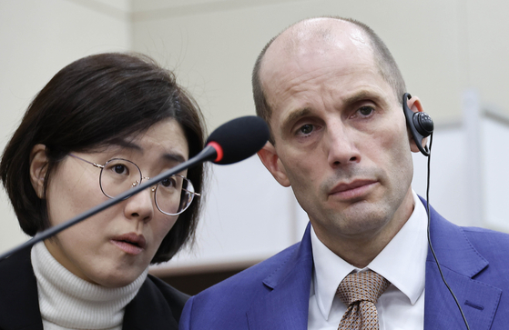   聴聞会で通訳の説明を聞くクーパンのハロルド・ロジャース臨時代表。イム・ヒョンドン記者