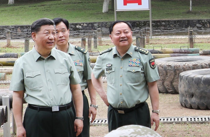 2019年5月、江西省の人民解放軍陸軍歩兵学院で、習近平・中央軍事委員会主席（左）と張又侠・中央軍事委員会副主席（右）が、候補生たちの訓練の様子を視察しながら微笑んでいる。新華社通信