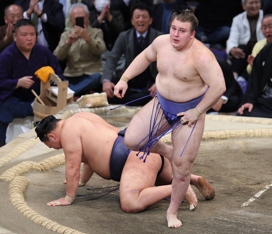 昨年11月23日、福岡で開かれた大相撲九州場所で、ウクライナ出身のダニーロ・ヤブグシシン（右、安青錦）が、豊昇龍を破り、優勝した。［AFP＝聯合ニュース］