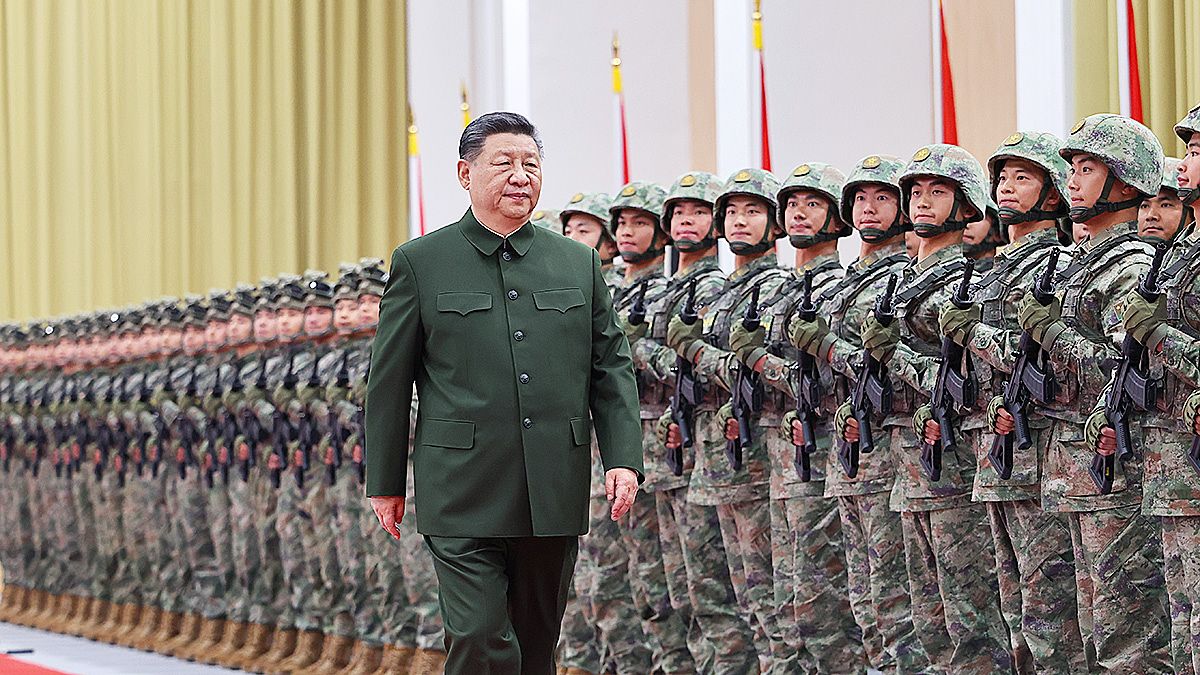   マカオ駐屯部隊を閲兵する習近平主席。新華社通信