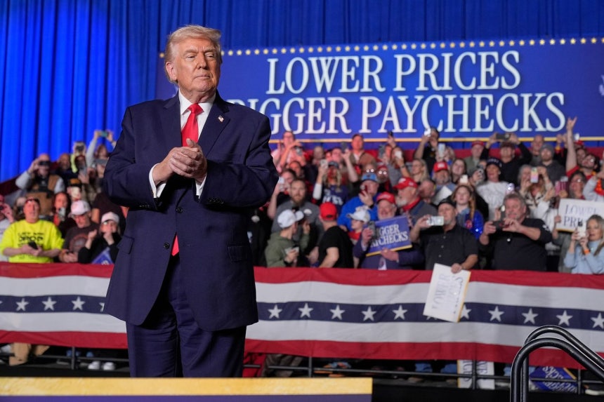 ドナルド・トランプ大統領が27日（現地時間）、アイオワ州クライブにあるホライゾン・イベント・センターで開かれたイベントに出席している。［AP＝聯合ニュース］