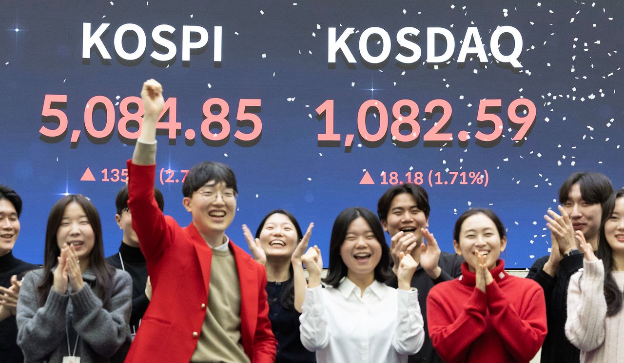 KOSPIが終値基準5000ポイントを突破した27日、ソウルのKRX韓国取引所で職員がセレモニーをしている。KOSDAQもこの日前営業日比1．71％上がった1082．59で引けた。チョン・ミンギュ記者