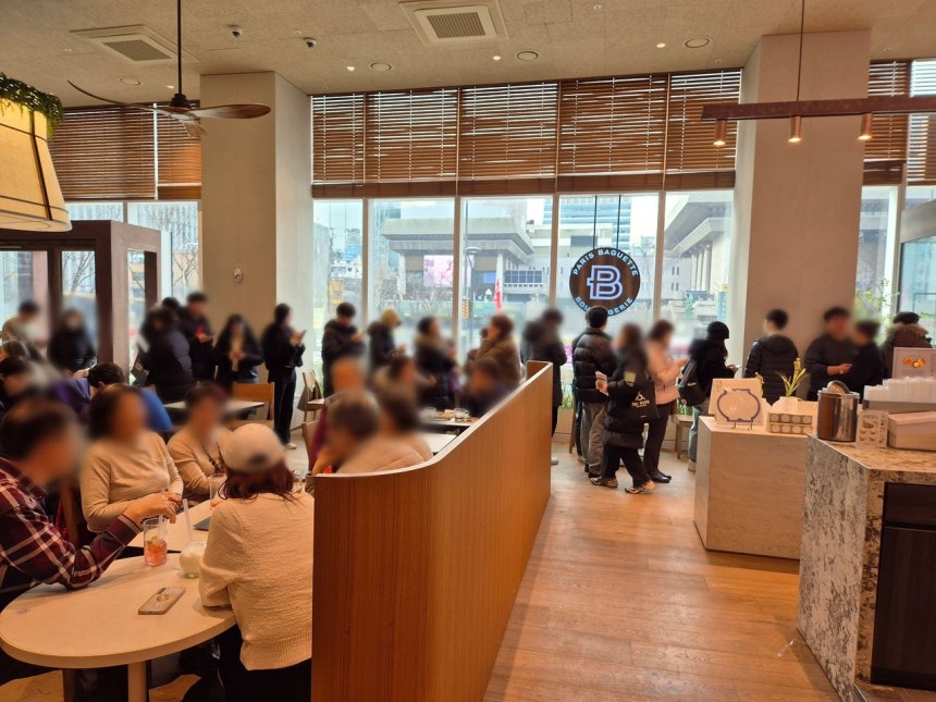 26日、ソウル市鐘路区（チョンノグ）のベーカリーチェーン「パリバゲット」光化門（カンファムン）1945店で、ドバイもちもちボールを買うために列に並ぶ人々。イム・ソニョン記者