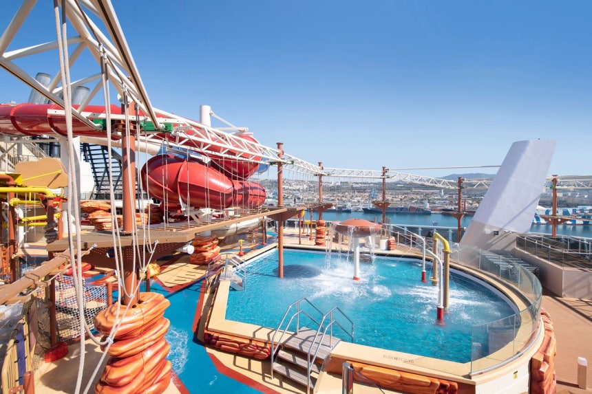 MSCクルーズ「ベリッシマ」は、ウォーターパークをはじめ5つのプールを備えている。［写真 MSCクルーズ］