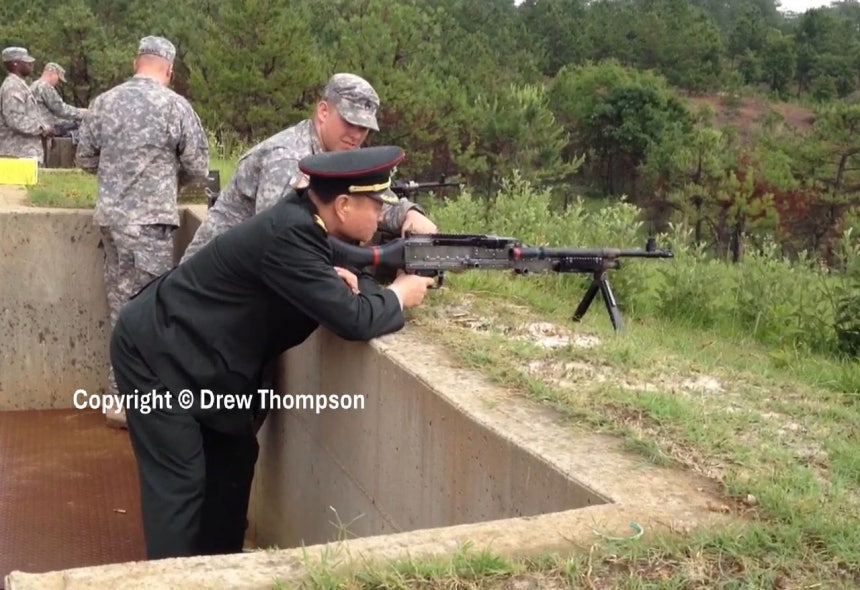 2012年、張又侠氏が米国の大規模陸軍訓練基地であるフォートベニングを視察しM240機関銃を射撃している。［サブスタック キャプチャー］