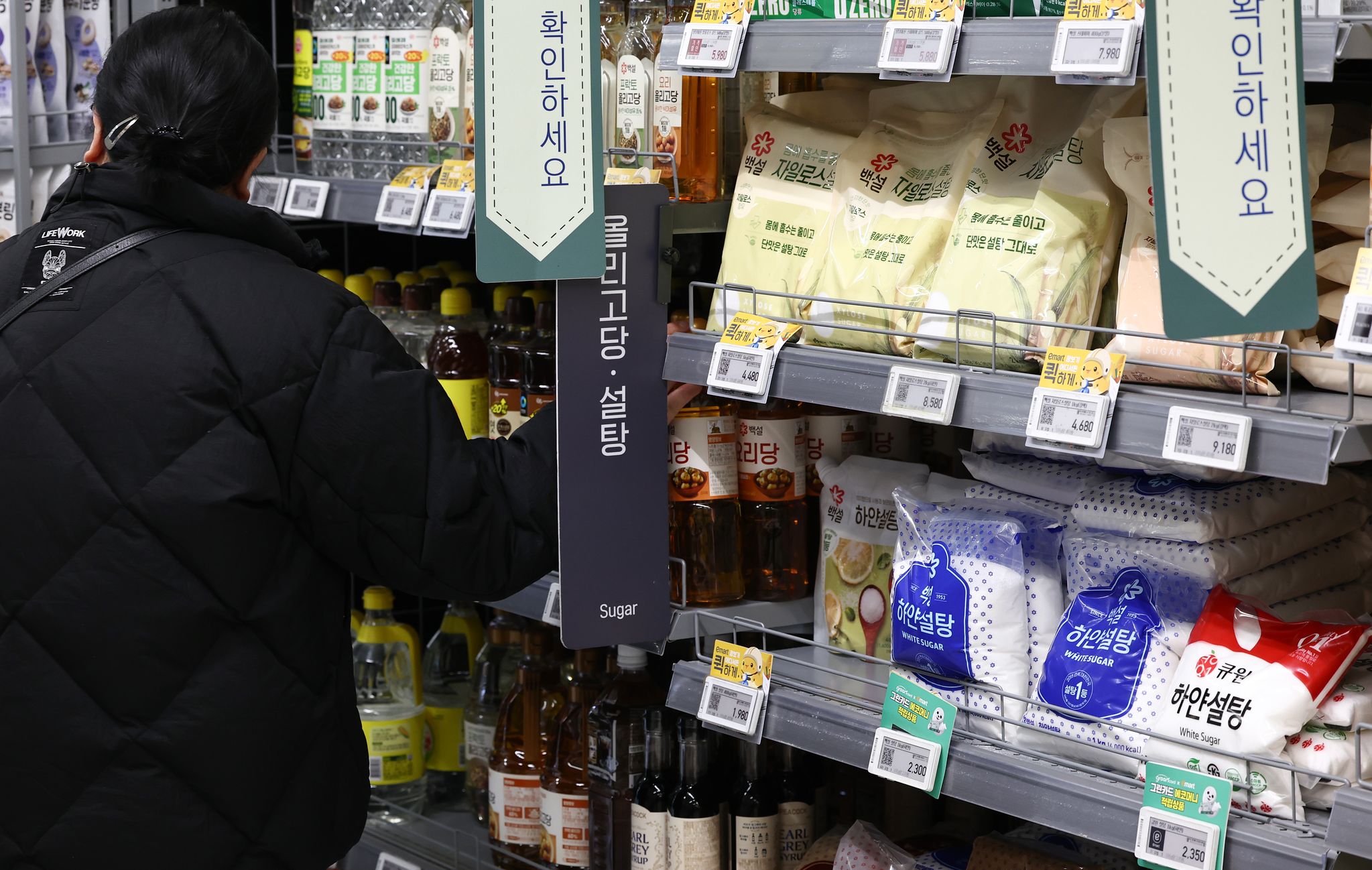 28日、ソウル市内の大型スーパーに砂糖製品が陳列されている。［ニュース1］