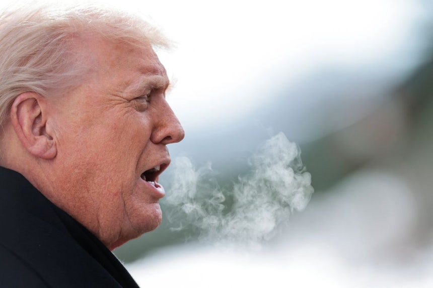 トランプ米大統領が27日、アイオワ州訪問に向け専用ヘリに乗る前に取材陣の質問に答えている。トランプ大統領は韓国の関税引き上げに対し「解決策をまとめるだろう」と明らかにした。［写真 ロイター＝聯合ニュース］