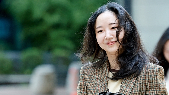 ADOR（アドア）のミン・ヒジン前代表が昨年9月11日、ソウル市瑞草区（ソチョグ）のソウル中央地方法院（地裁）で開かれた、HYBE（ハイブ）との株式売買代金請求および株主間契約解除確認訴訟に証人として出廷している。［写真 聯合ニュース］