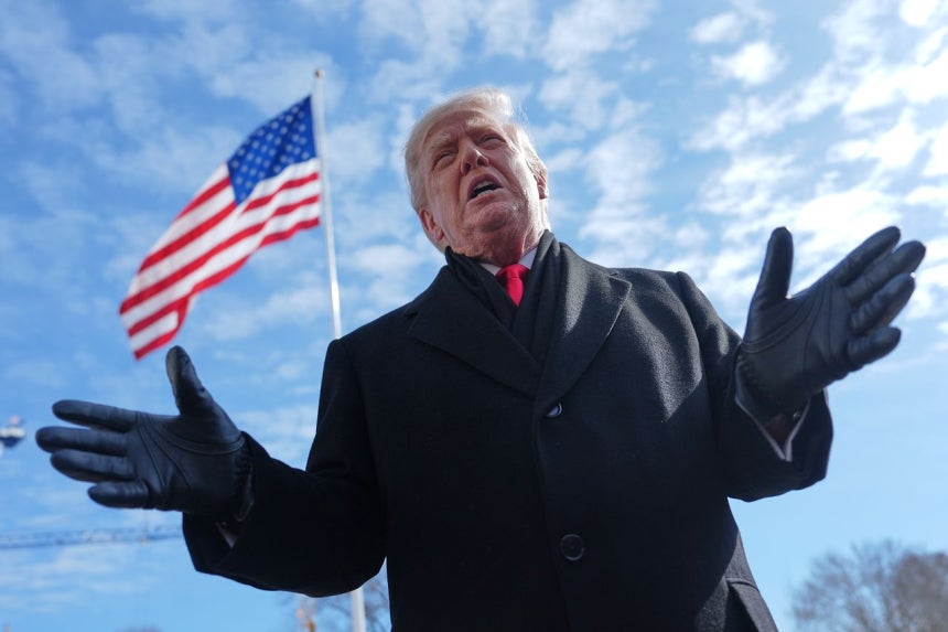 米ホワイトハウスで27日（現地時間）、トランプ大統領が専用ヘリコプター「マリーンワン」に搭乗する前、取材陣の質問に答えている。 ［AP＝聯合ニュース］