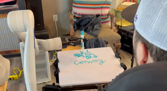   ニューラリンクのチップを移植し、ロボットのアームで絵を描く様子。［ユーチューブ　キャプチャー］
