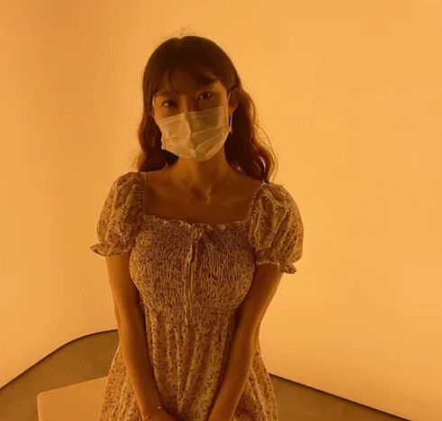 ユーチューバー「有病長寿ガール」。［ユーチューブ　キャプチャー］