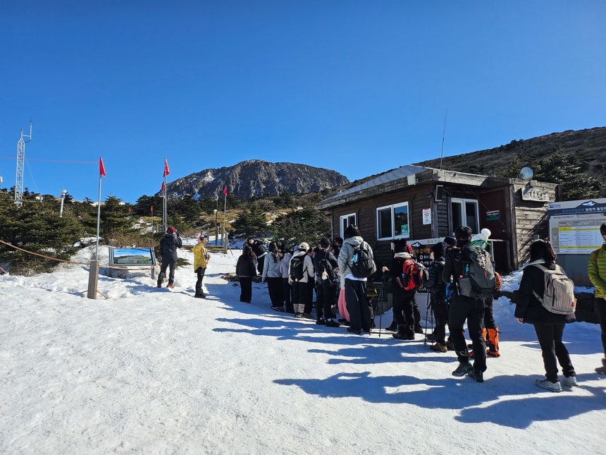 雪の積もった漢拏山（ハルラサン）を訪れた登山客たちが冬の山を満喫している。※本文とは直接関係ありません。聯合ニュース