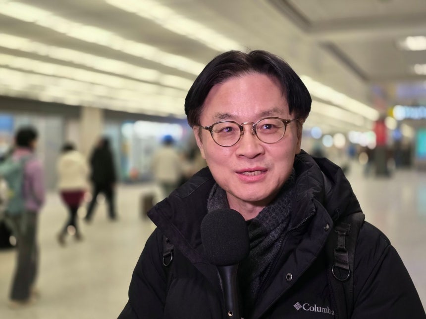 韓国の金正官（キム・ジョングァン）産業通商部長官が28日（現地時間）、米国ワシントンD．C．近郊のダレス国際空港で、韓国記者団に対し、米国側による対韓関税率引き上げへの対応策について説明している。ニュース1