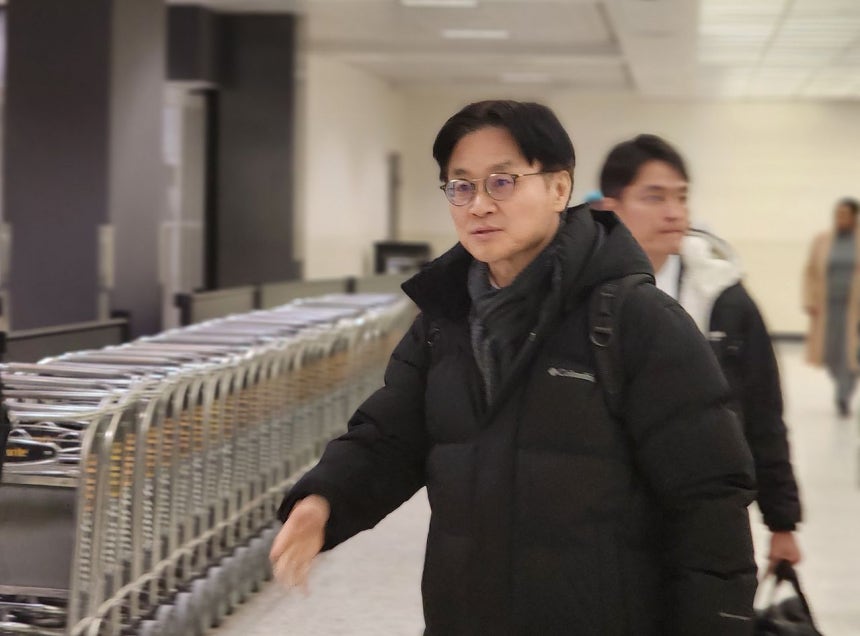 28日晩（現地時間）、「トランプ関税」対応のため米ワシントン近郊のダラス国際空港に到着した金正官（キム・ジョングァン）産業通商部長官 ［聯合ニュース］