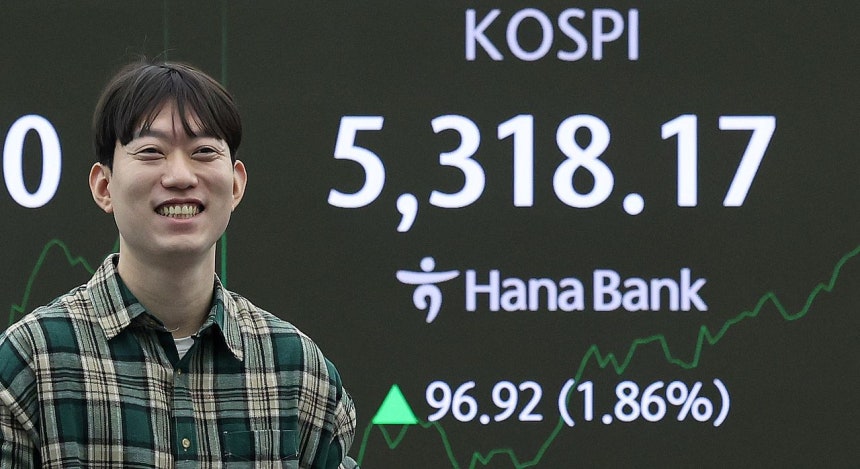 30日午前、KOSPIが取引中に5300台を突破したことを受け、ソウル中区（チュング）のハナ銀行本店ディーリングルームの電光掲示板に、取引序盤の相場状況が表示されている。［ニュース1］