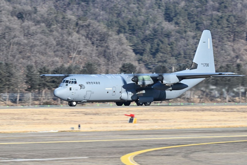 空軍は特殊飛行チーム「ブラックイーグルス」が28日午前、サウジアラビアで開催される国際防衛産業展示会（WDS）に参加するため原州（ウォンジュ）基地を出発したと明らかにした。写真は28日に支援要員と貨物を載せたC－130が離陸のため地上を滑走をする場面。 ［写真　空軍＝ニュース1］