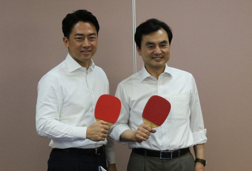 安圭佰（アン・ギュベク）国防部長官（右）と小泉進次郎防衛相が30日、神奈川県横須賀の海上自衛隊総監部で卓球をした後、記念撮影している。 ［聯合ニュース］