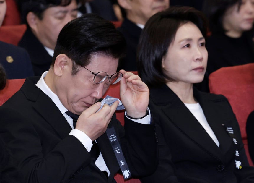 李在明（イ・ジェミョン）大統領が31日、ソウル汝矣島（ヨイド）国会議員会館で営まれた故李海瓚（イ・ヘチャン）第36代首相の社会葬告別式で涙を拭いている。 ［ニュース1］