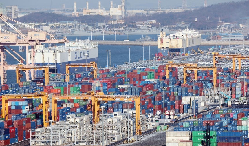 京畿道の平沢港に輸出用コンテナが積み上げられている。［写真 ニュース1］