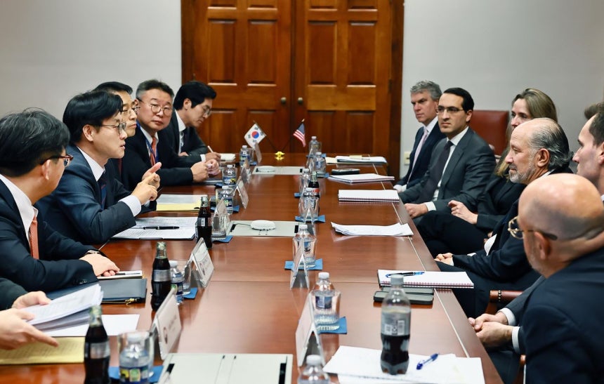 産業通商部の金正官長官（左から2人目）が先月29日にワシントンDCでラトニック米商務長官と会談している。［写真 韓国産業通商部］