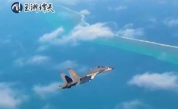 中国がフィリピンと領有権紛争中の海域で先月31日、中国戦闘機が偵察飛行をしている。 ［微博（ウェイボー）玉淵潭天 キャプチャー］