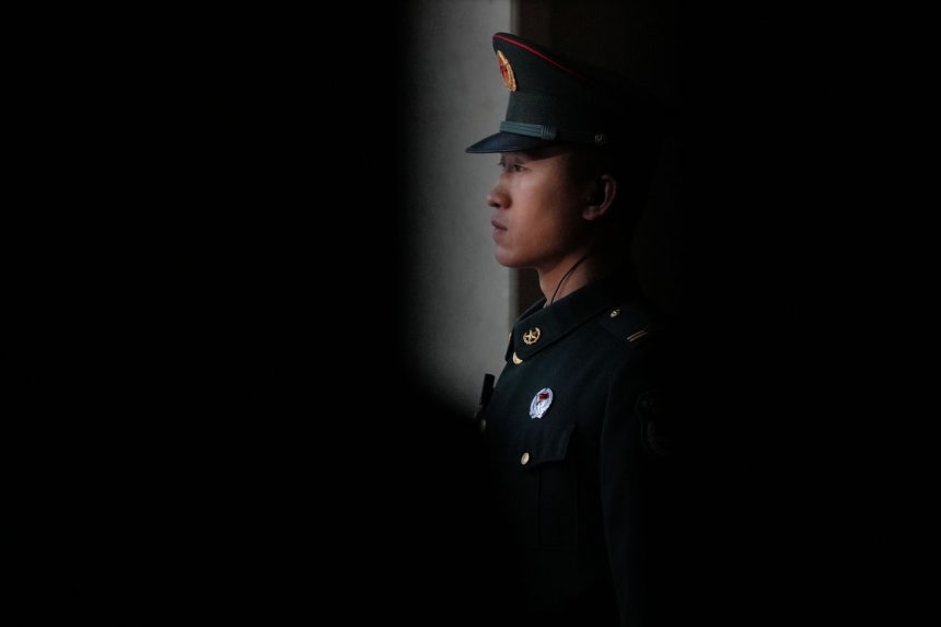 中国人民解放軍の兵士が1月29日、国防部の月例会見場で警備に当たっている。中国人民解放軍の機関紙「解放軍報」は、1月31日と2月1日の2日連続で1面に社説を掲載し、張又侠・中央軍事委員会副主席と劉振立・中央軍事委員会委員の残存勢力を掃討すると表明した。AP＝聯合ニュース