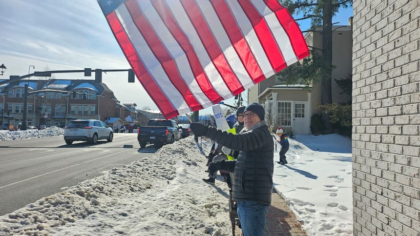 気温が氷点下13度まで下がった先月31日（現地時間）午前、バージニア州フェアファクス市中心部に市民約100人が集まり、トランプ政権の強硬な移民政策に反対するデモを行った。移民政策に抗議する意味で逆さに掲げた星条旗を持って参加していたビル・ロウェンさんは、韓国から来たという記者の言葉に「すべての米国人がトランプと同じ考えだと誤解しないでほしい」と語った。バージニア＝カン・テファ特派員