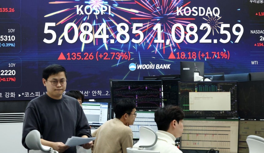 ソウルのウリィ銀行本店ディーリングルームのモニター資料写真。［写真 ニュース1］