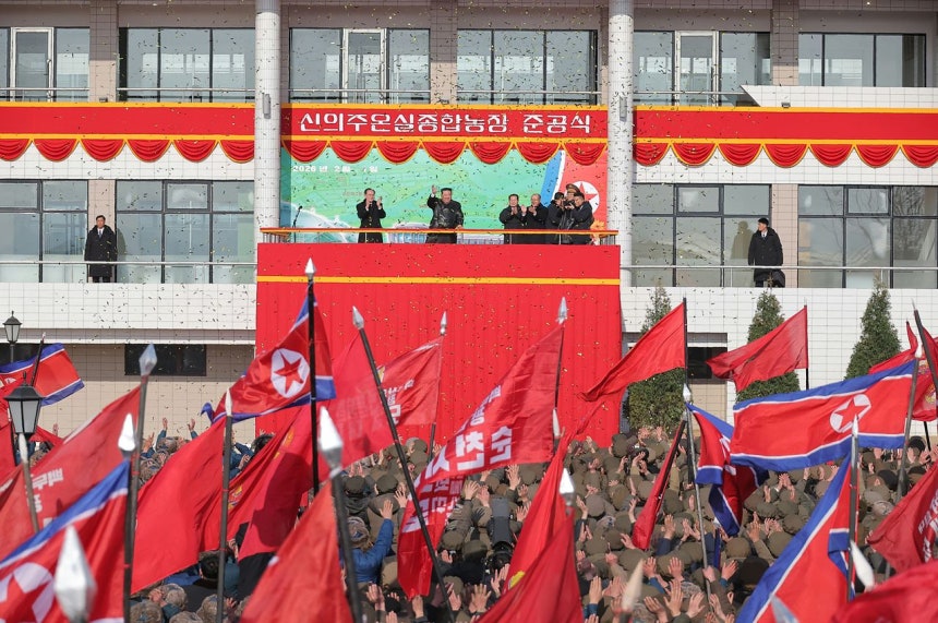 北朝鮮の朝鮮中央通信は金正恩国務委員長が1日に新義州の温室総合農場の竣工式に参加してテープカットをしたと報じた。［写真 朝鮮中央通信＝聯合ニュース］