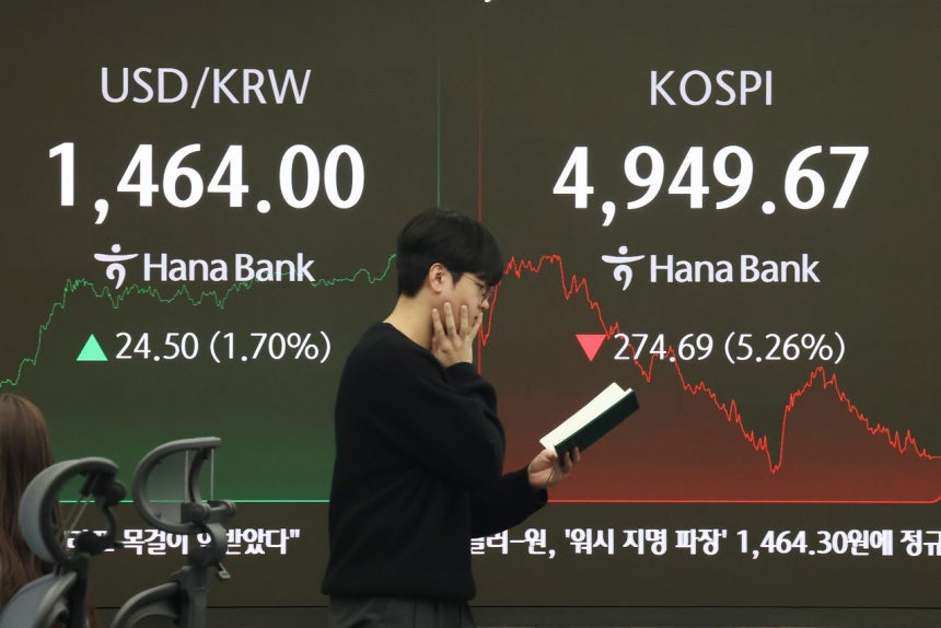 2日にKOSPIが5％以上急落し5000ポイントを割り込んだ。この日午後、ハナ銀行本店ディーリングルームのモニターに終値4949．67が表示されている。［写真 ニュース1］