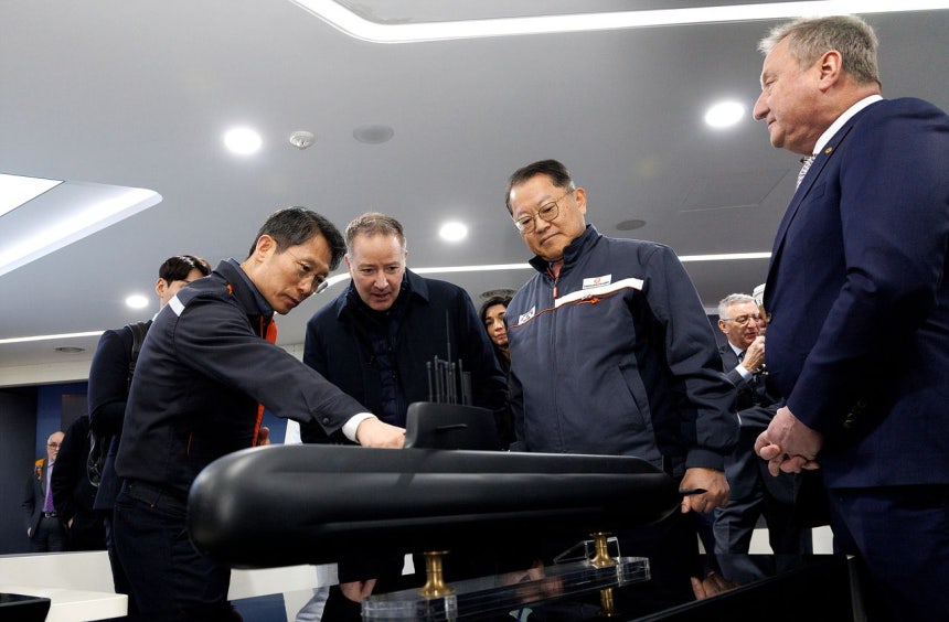 2日、ハンファ巨済（コジェ）事業場を訪問したカナダのスティーブン・フューア国防調達担当長官（左から2人目） ［写真 ハンファオーシャン］