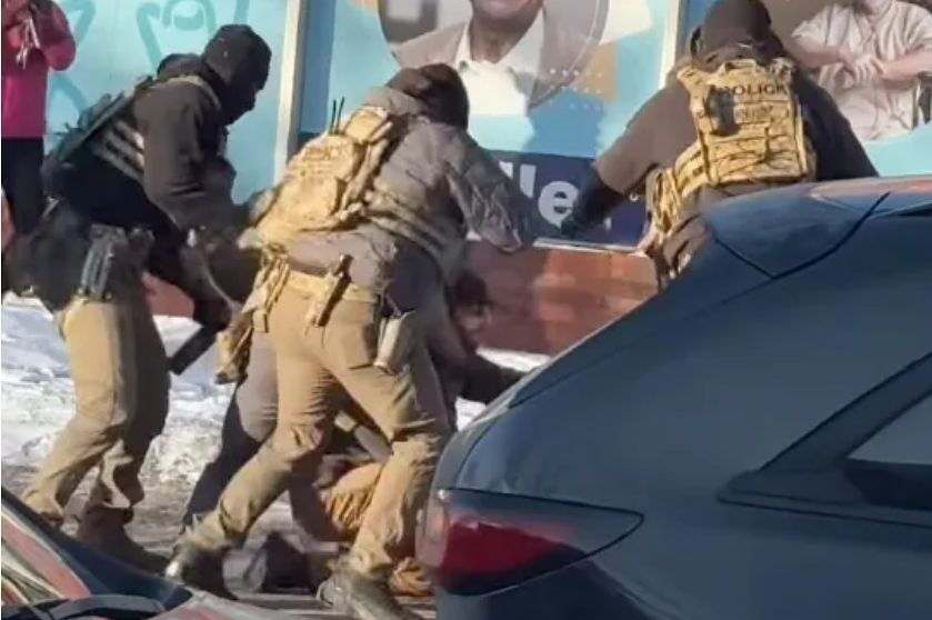 先月24日、ミネソタ州ミネアポリスで移民取り締まり中、連邦要員による銃撃事件が発生した。この事件で白人の市民権者アレックス・プレッティさんが現場で死亡した。［プロパブリカ　キャプチャー］