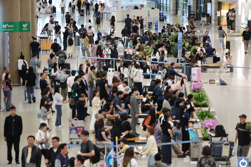 昨年9月、旅行客で混雑する仁川（インチョン）国際空港1ターミナル ［聯合ニュース］