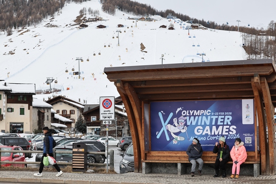 イタリアのリヴィーニョでバスを待っている人々。新華＝聯合ニュース