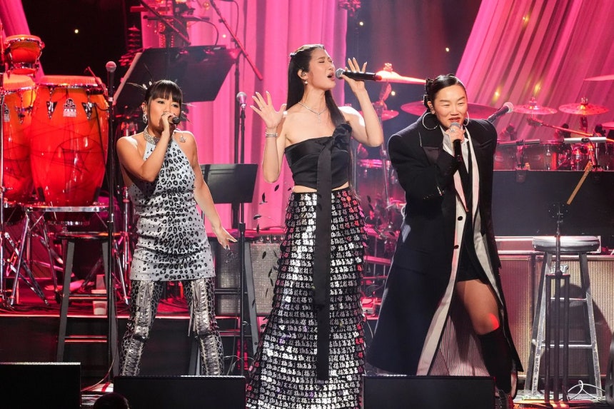 ネットフリックス（Netflix）のアニメーション『KPOPガールズ! デーモン・ハンターズ』の主題歌『Golden』を歌うレイ・アミ（左）、イジェ、オードリー・ヌナ。先月31日（現地時間）、米カリフォルニア州ビバリーヒルズのヒルトンホテルで開かれた「プレ・グラミー・ガラ」のステージに立った。［AP＝聯合ニュース］