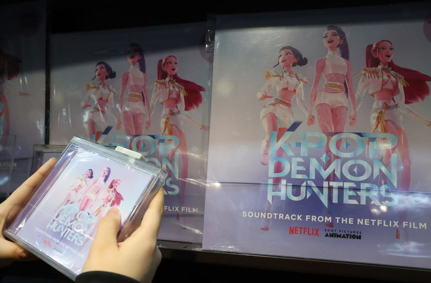 ソウル鍾路区（チョンノグ）の教保（キョボ）文庫・光化門（クァンファムン）店に『KPOPガールズ! デーモン・ハンターズ』のアルバムが陳列されている様子。［ニュース1］