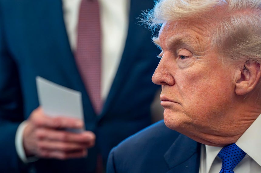 米国のドナルド・トランプ大統領が2日（現地時間）、ホワイトハウスで行われた重要鉱物備蓄計画「プロジェクト・ボルト（Project Vault）」の公式発表の場で、ダグ・バーガム内務長官の発言を聞いている。EPA＝聯合ニュース