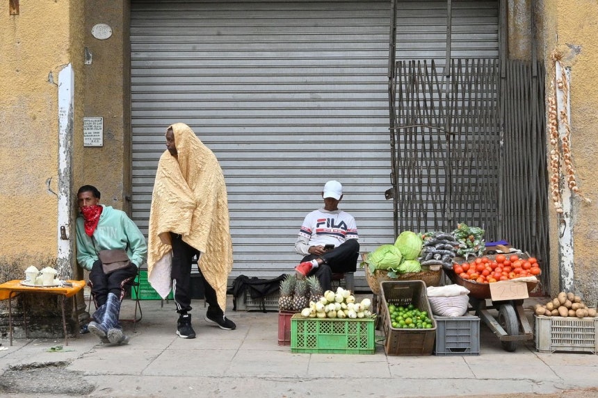 3日（現地時間）、キューバで初めて気温が氷点下へと下がるなか、ハバナのある通りで市民が布団を被っている。AFP＝聯合ニュース