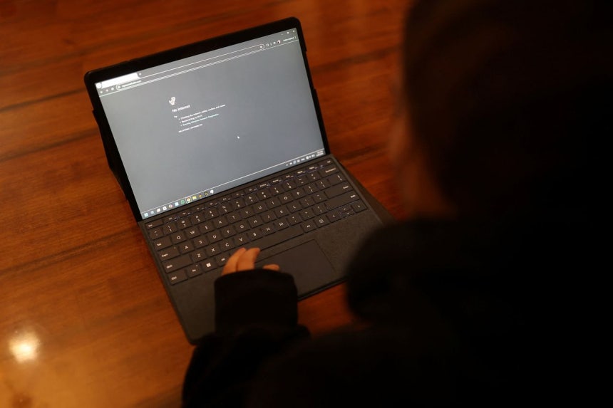 25日（現地時間）、ノートパソコンでインターネット接続を試みたが、遮断のためエラー表示が出た。［ロイター＝聯合ニュース］