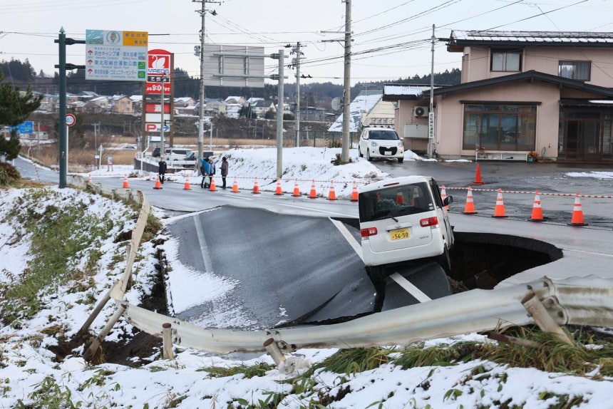 昨年12月初め、青森県で発生したM7．5の地震で道路が陥没し、車が孤立した。当時、深夜の地震で30人以上が負傷し、沿岸地域に津波警報が発令された。 ［EPA＝聯合ニュース］