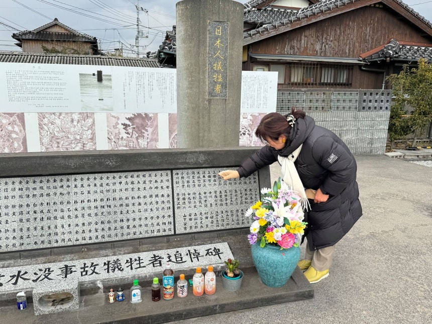 山口県宇部市の住宅街にある長生炭鉱犠牲者の追悼碑。当時の水没事故で命を落とした韓日両国の犠牲者たちの名前が刻まれている。「長生炭鉱の水非常を歴史に刻む会」の井上洋子共同代表が追悼碑を見つめている。［写真 宇部＝キム・ヒョンイェ特派員］