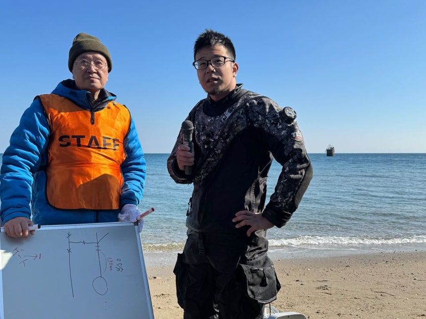 長生（ちょうせい）炭鉱水没事故が発生してから84年目を迎えた3日、今年最初の潜水調査に臨んだ日本人潜水士の伊左治佳孝さんが、遺骨収集に失敗した理由を説明している。伊左治さんの後ろに見える小さな物体は、炭鉱の換気口として使われたピーヤ（pier）で、伊左治さんはここを利用して潜水調査を実施した。［写真 宇部＝キム・ヒョンイェ特派員］