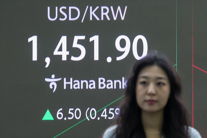  4日、ハナ銀行本店ディーリングルームのモニターに為替相場市況が表示されている。［写真 ニュース1］