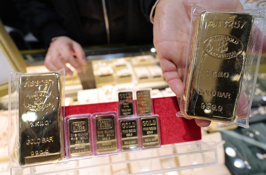 ソウル・鍾路の貴金属商店街にゴールドバーが陳列されている。［写真 ニュース1］