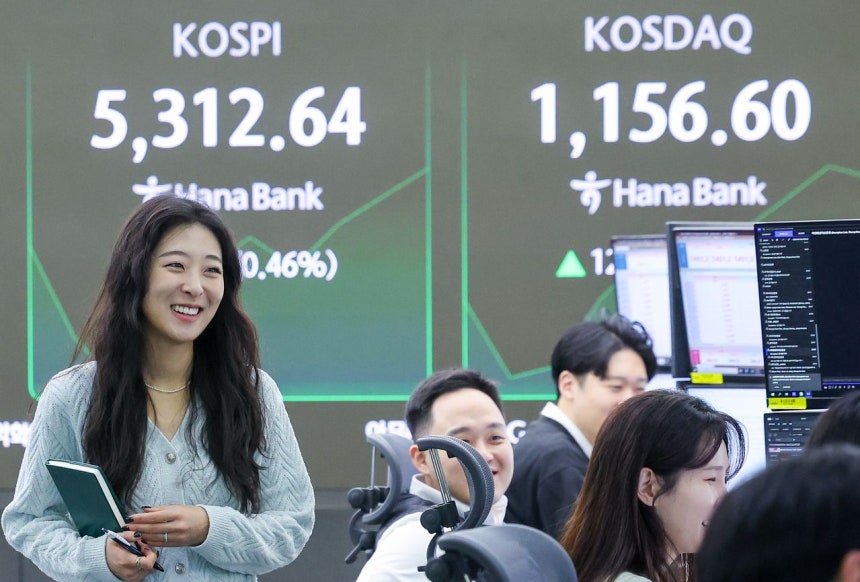 韓国総合株価指数（KOSPI）が取引開始後、一時5300を突破した4日午前、ソウル中区（チュング）のハナ銀行本店ディーリングルームの電光掲示板に、KOSPI、コスダック指数（KOSDAQ）、ドル・ウォン為替相場の状況が表示されている。ニュース1